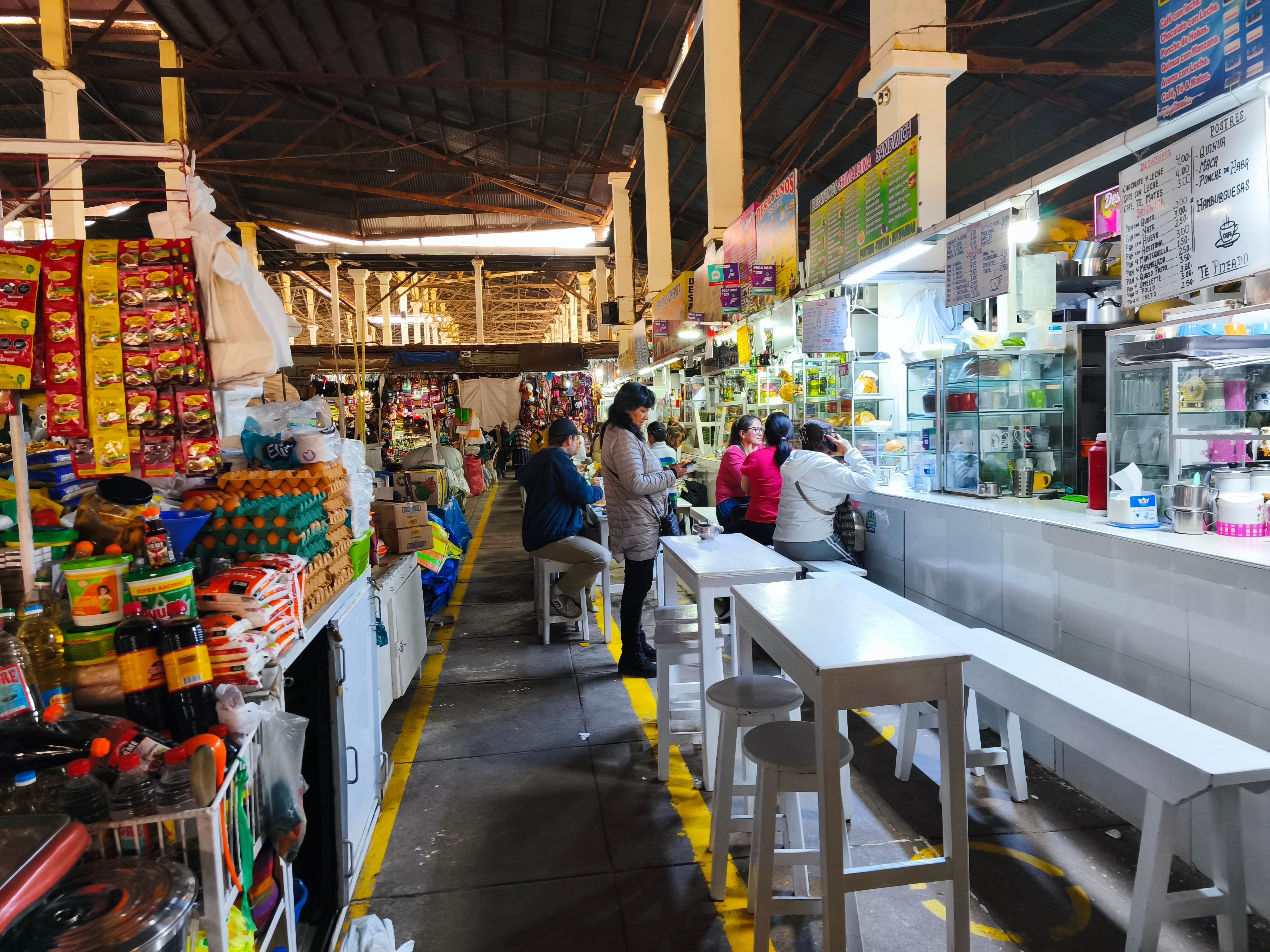 Le plus grand marché de Cusco, on trouve toute sorte marchandise. On peut y manger.