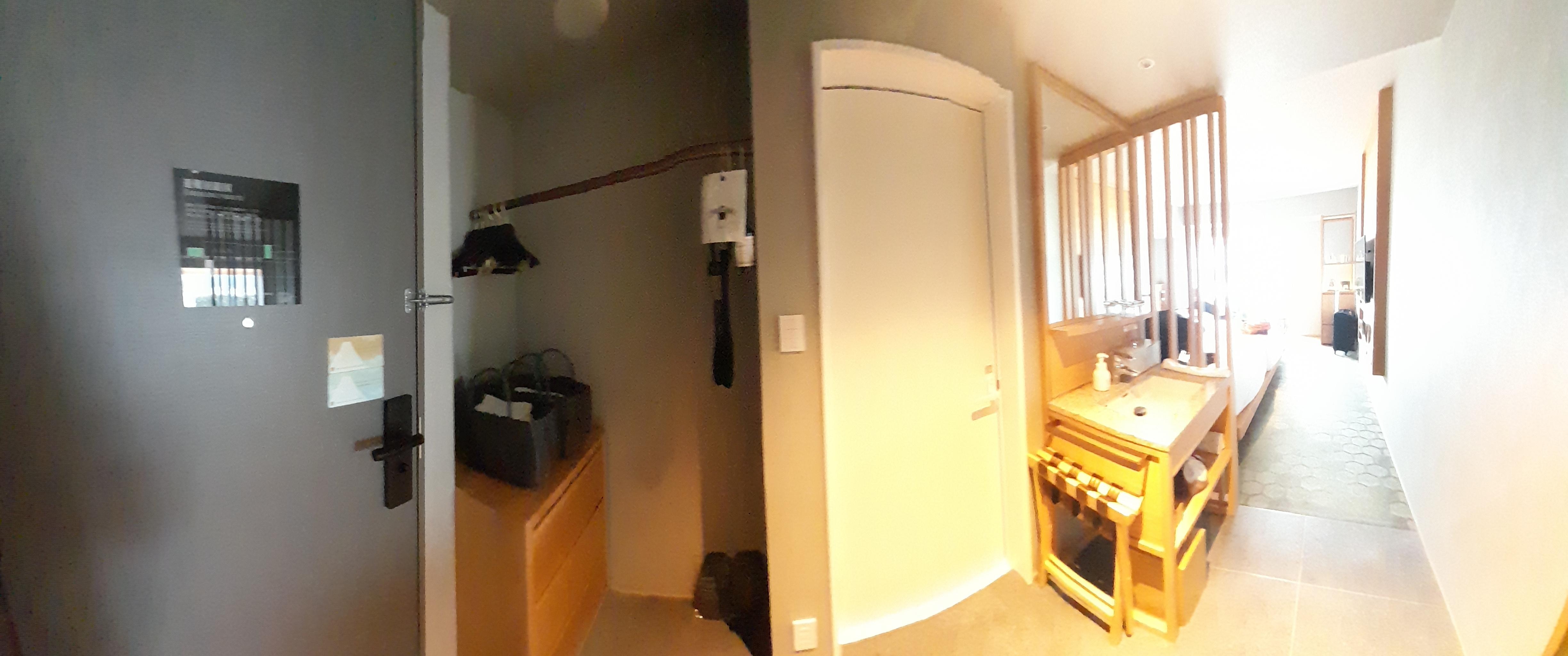 I tried to get a photo of the whole room. The Fujisan motif is on the two signs on the door. 