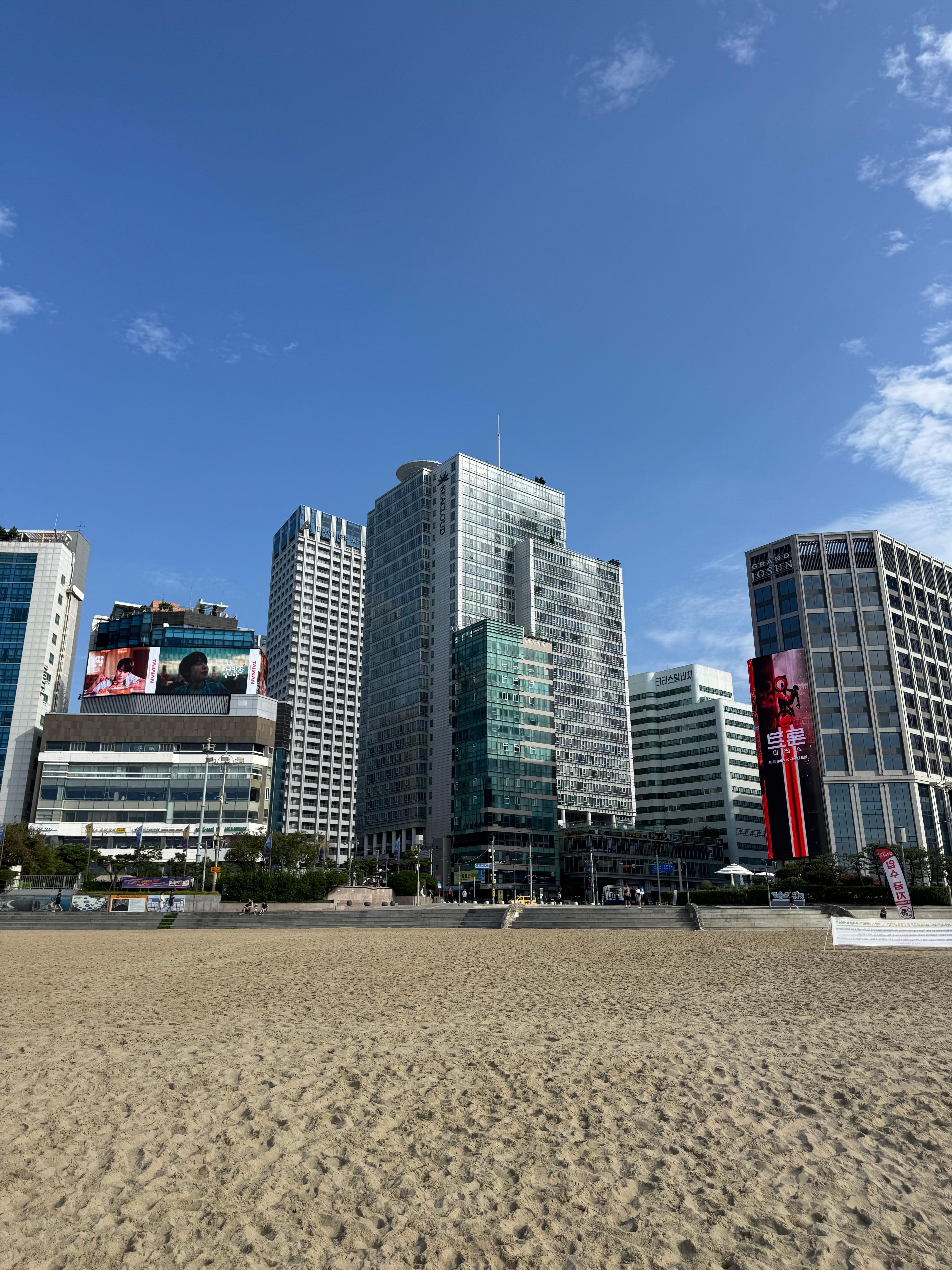 해운대 해수욕장 바로 앞에 위치