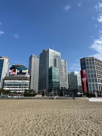 해운대 해수욕장 바로 앞에 위치