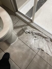 En la regadera se salía toda el agua y se hacía charco.