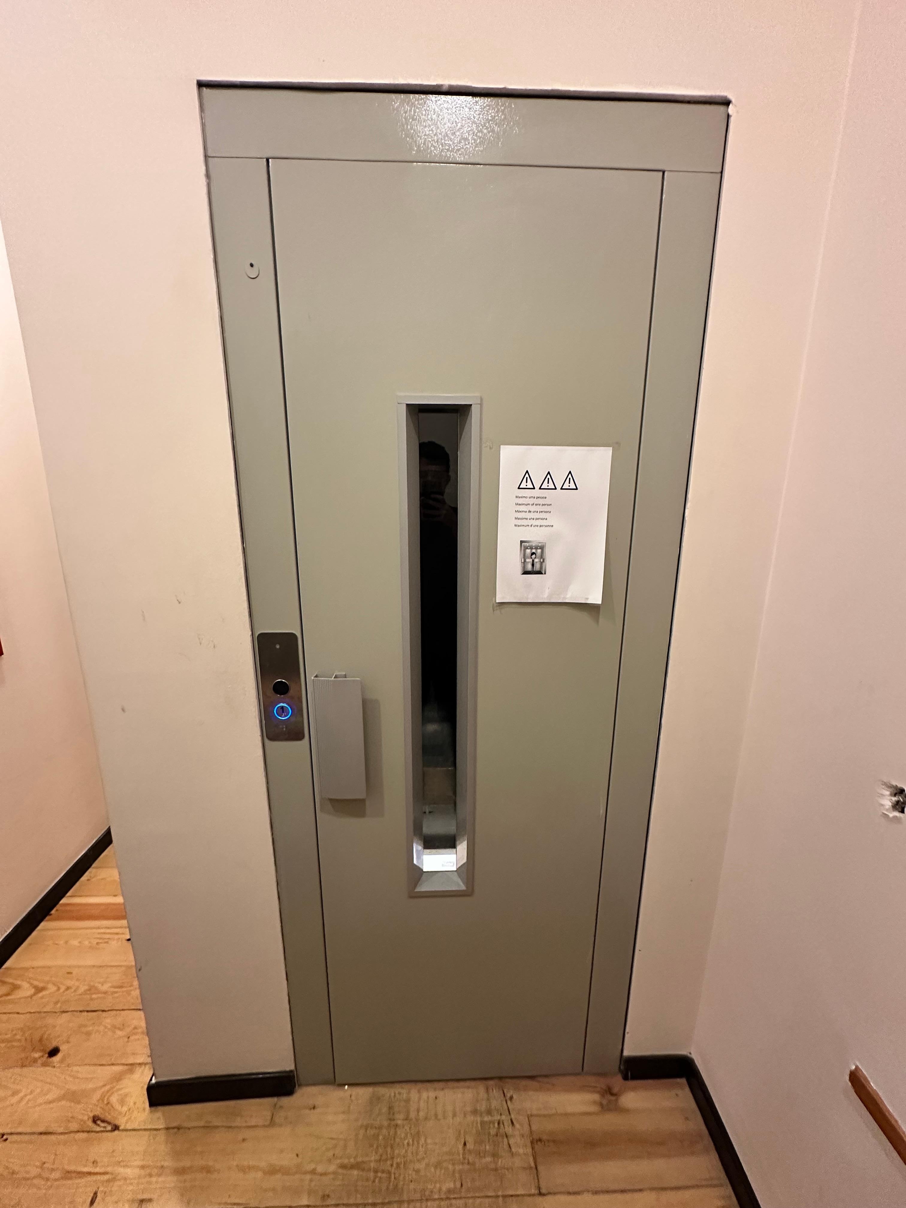 Elevador, muito muito pequeno, apenas para uma mala