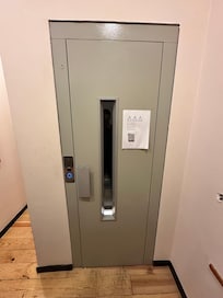 Elevador, muito muito pequeno, apenas para uma mala