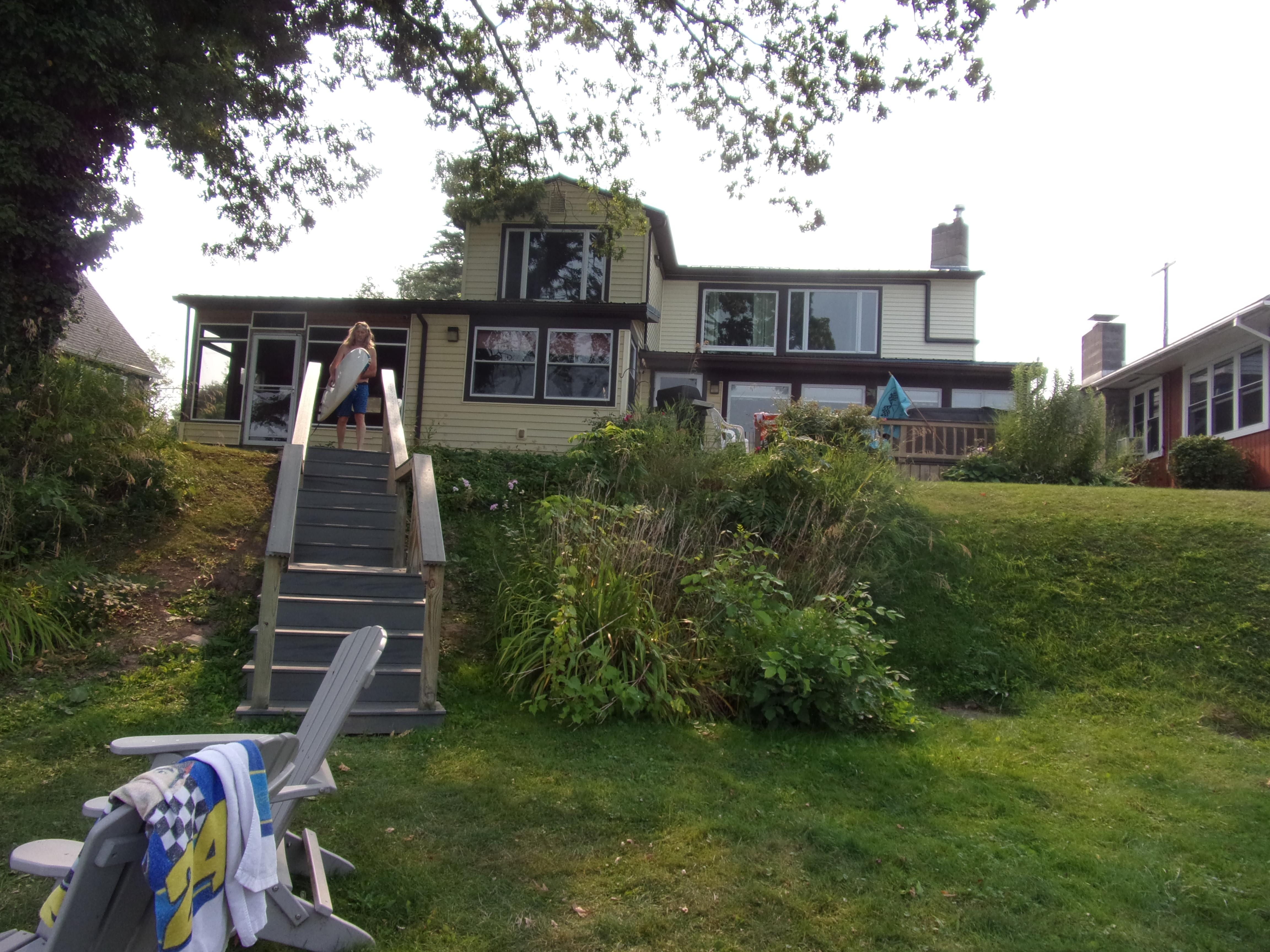 A quich view of the paddle board coming down for a swim. 