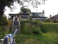 A quich view of the paddle board coming down for a swim.