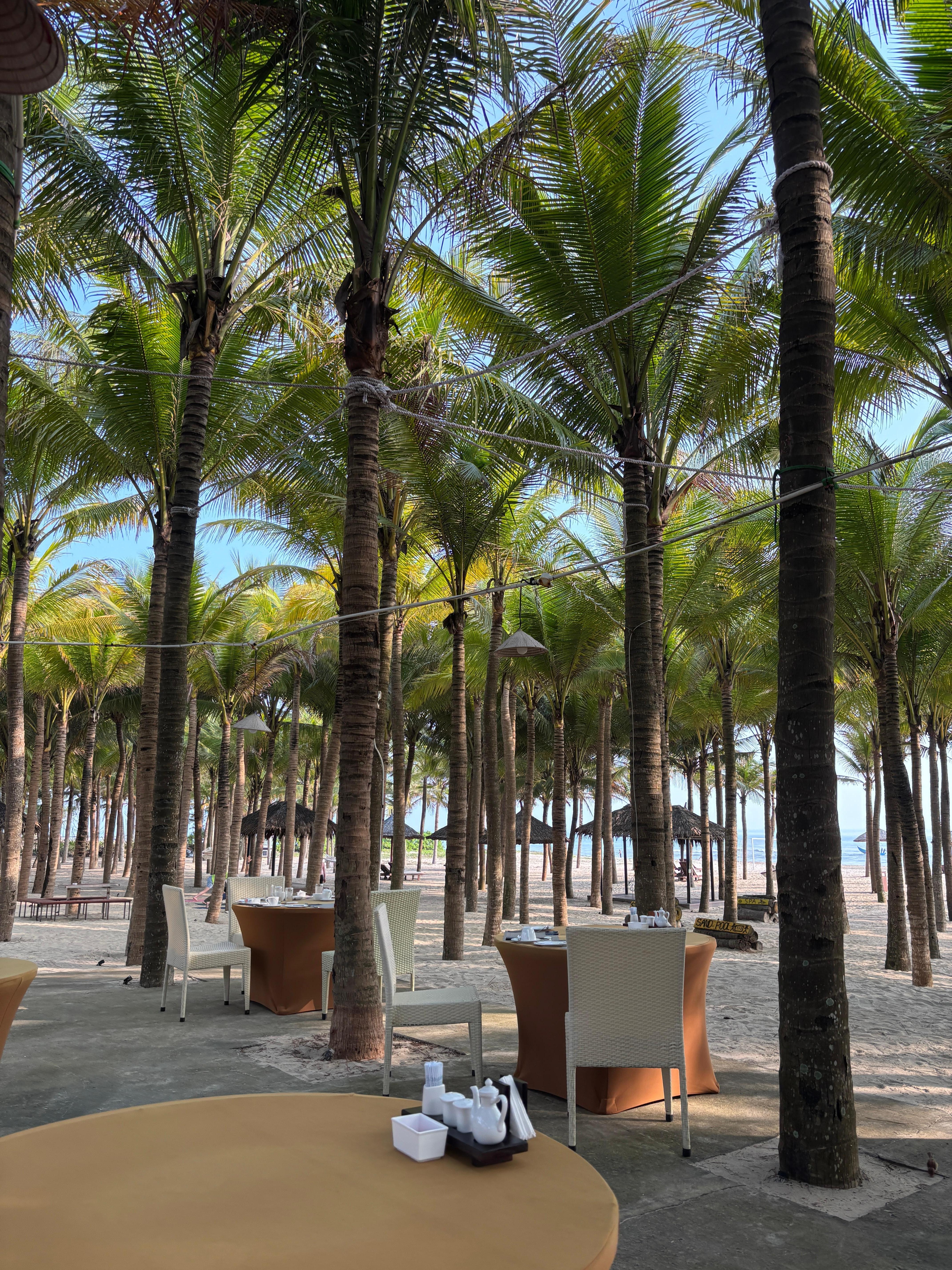 ビーチ沿いの朝食会場