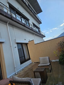 上の部屋から丸見え
隣の塀の下部の隙間も広め