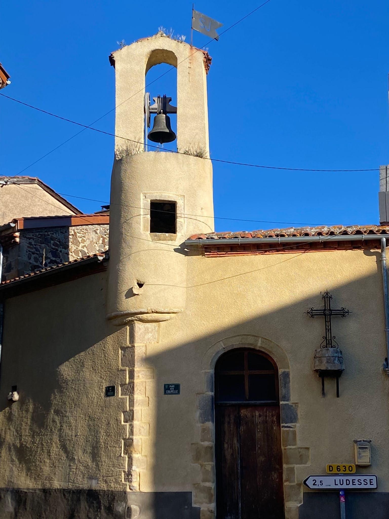 Petite chapelle sur la place du village