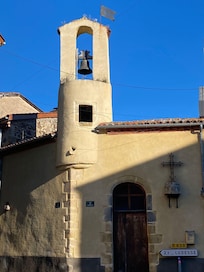 Petite chapelle sur la place du village
