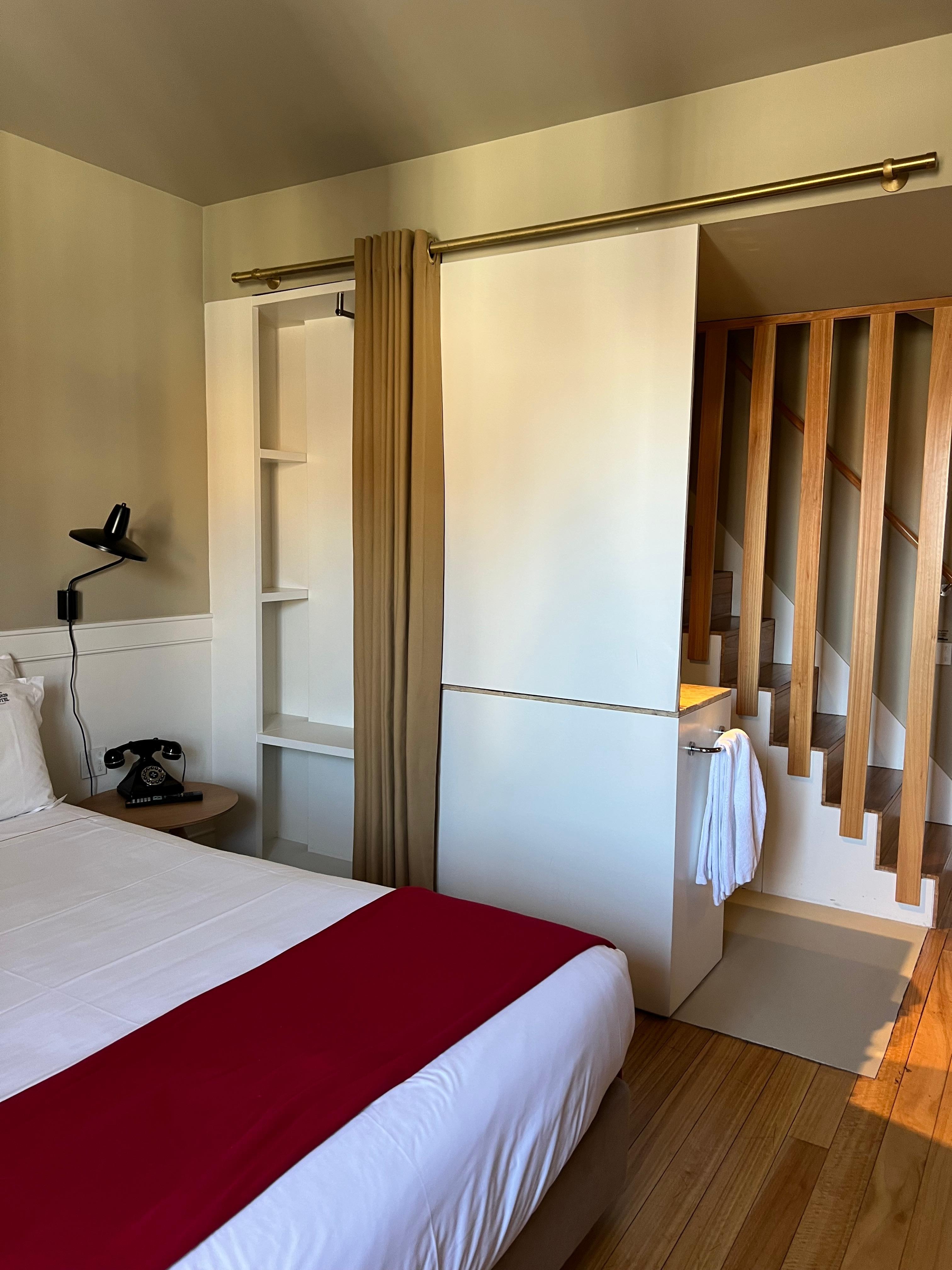 Habitación súper cómoda, iluminada, en 4 piso con un tapanco para una tercer persona