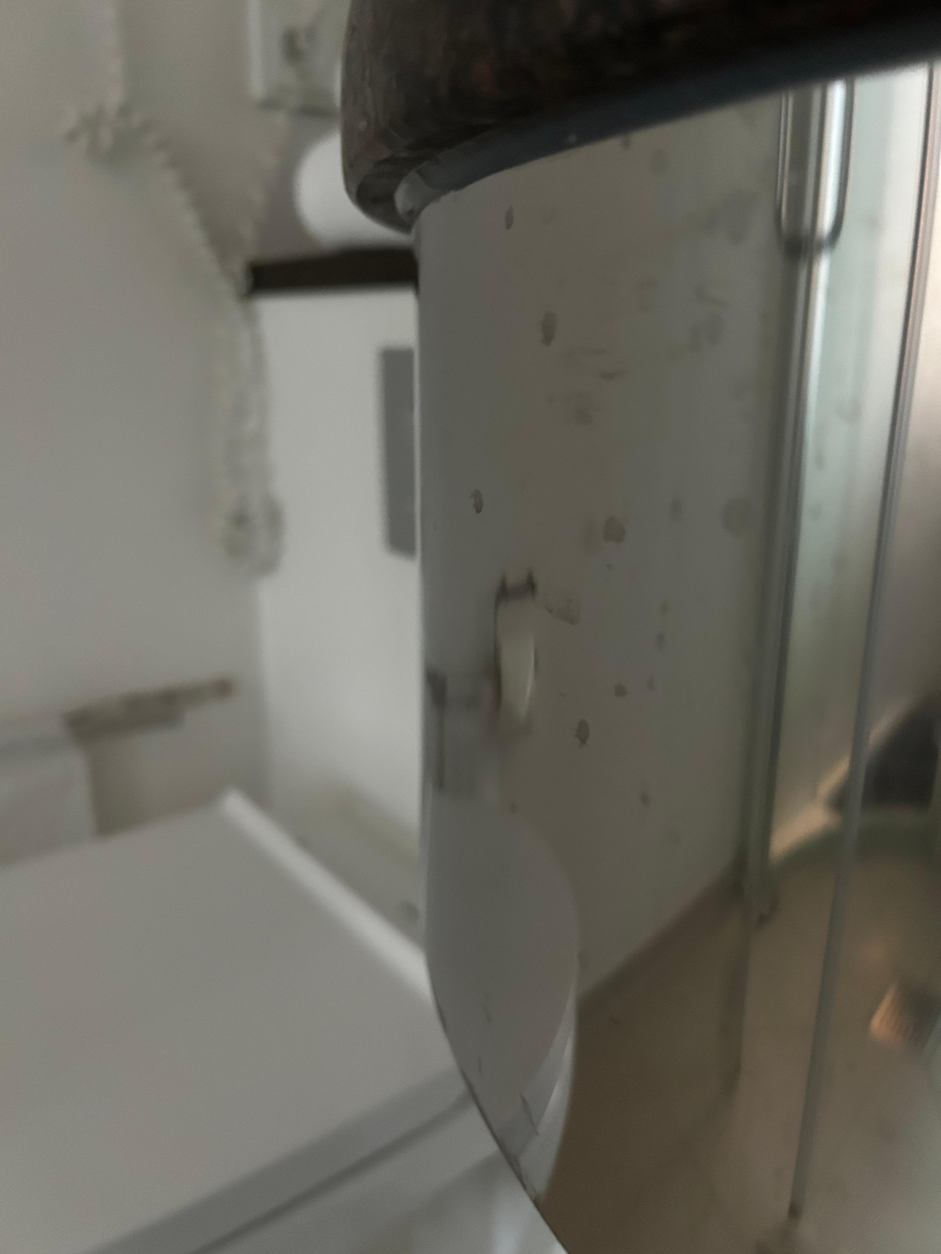 Pletter på ydersiden af vasken