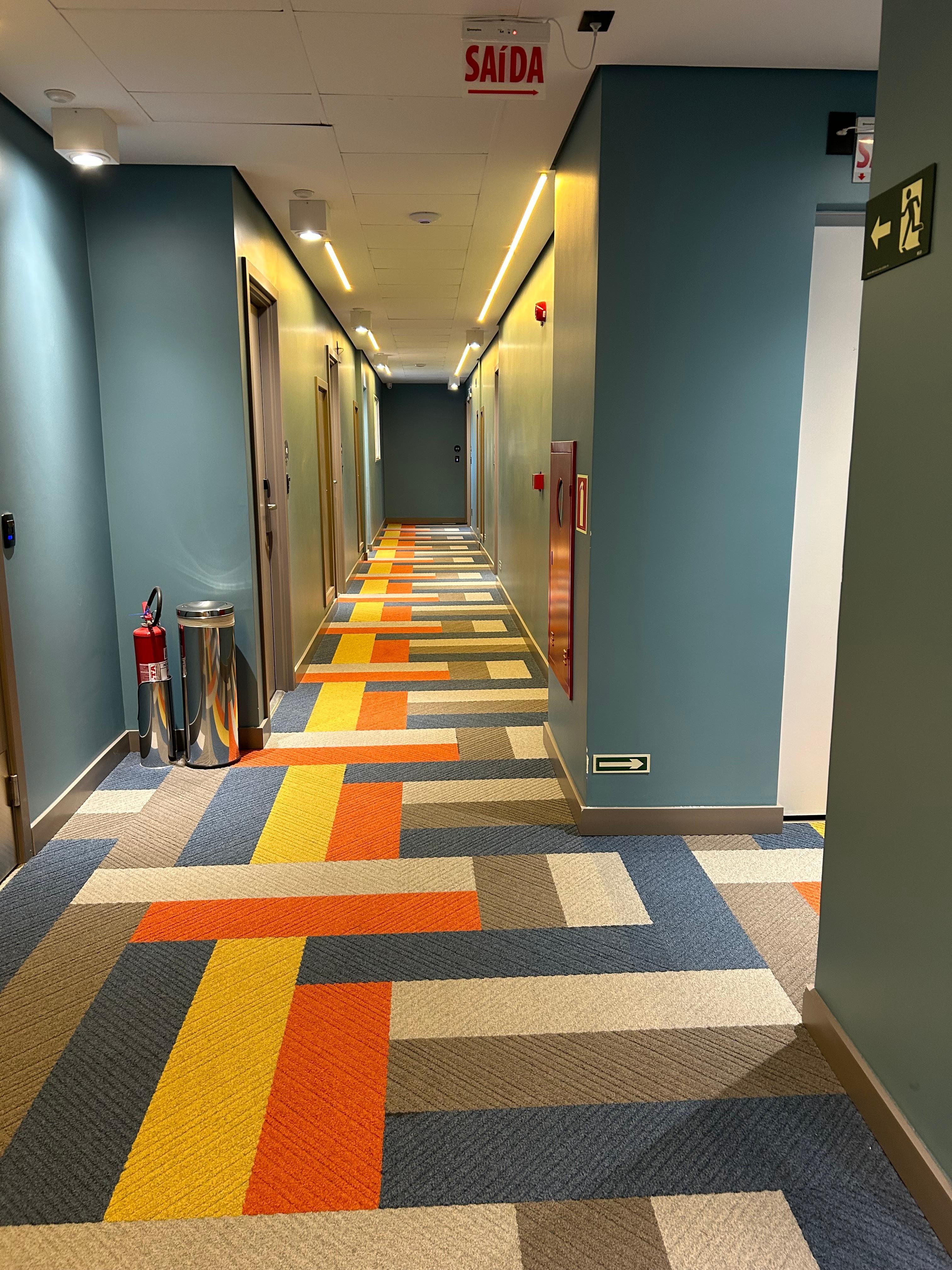 Corredor com carpete limpo