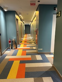 Corredor com carpete limpo
