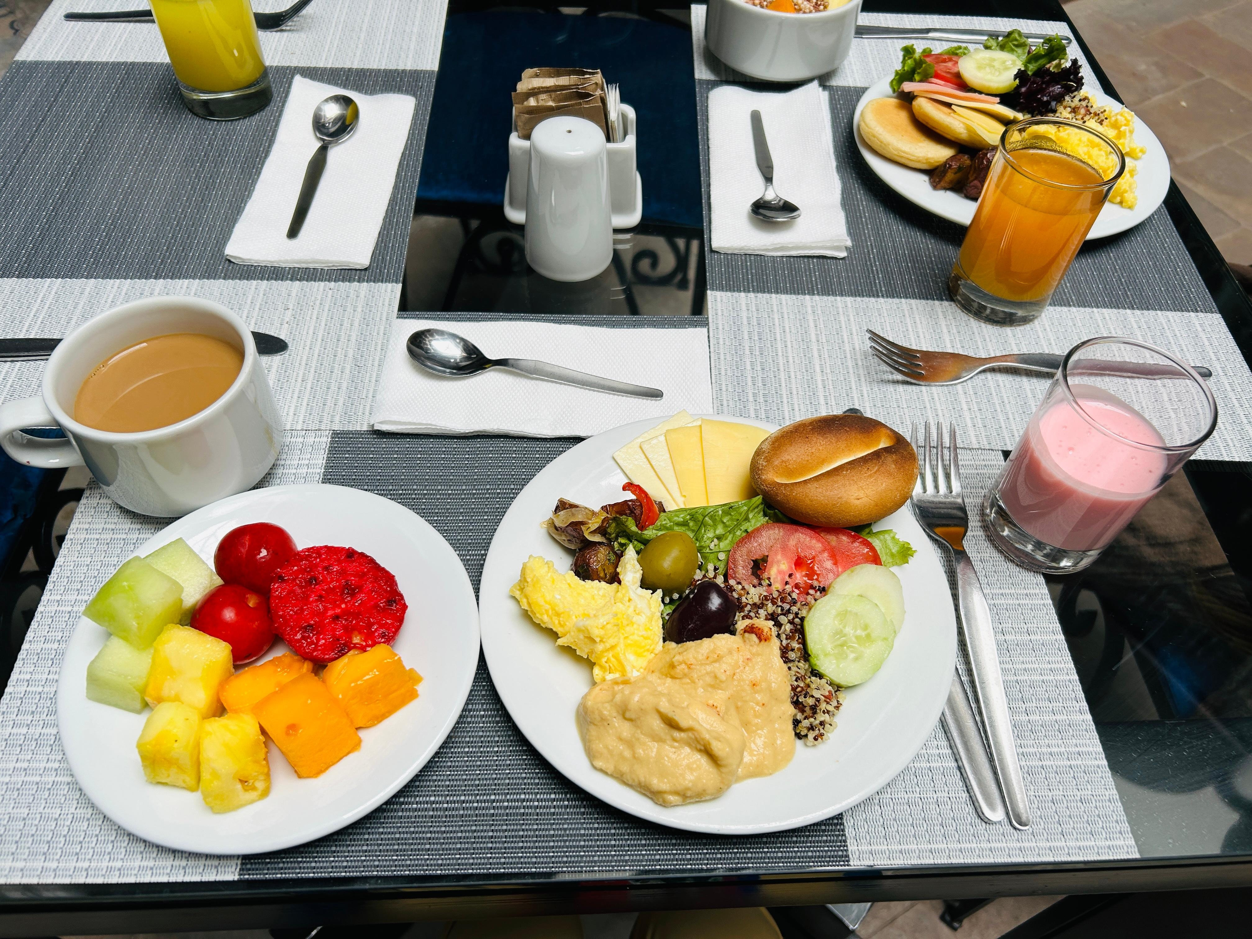 朝食ビュッフェ
フルーツやサラダ、パン、たまご料理、ドリンクなど豊富でおいしかたです。