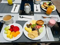 朝食ビュッフェ
フルーツやサラダ、パン、たまご料理、ドリンクなど豊富でおいしかたです。