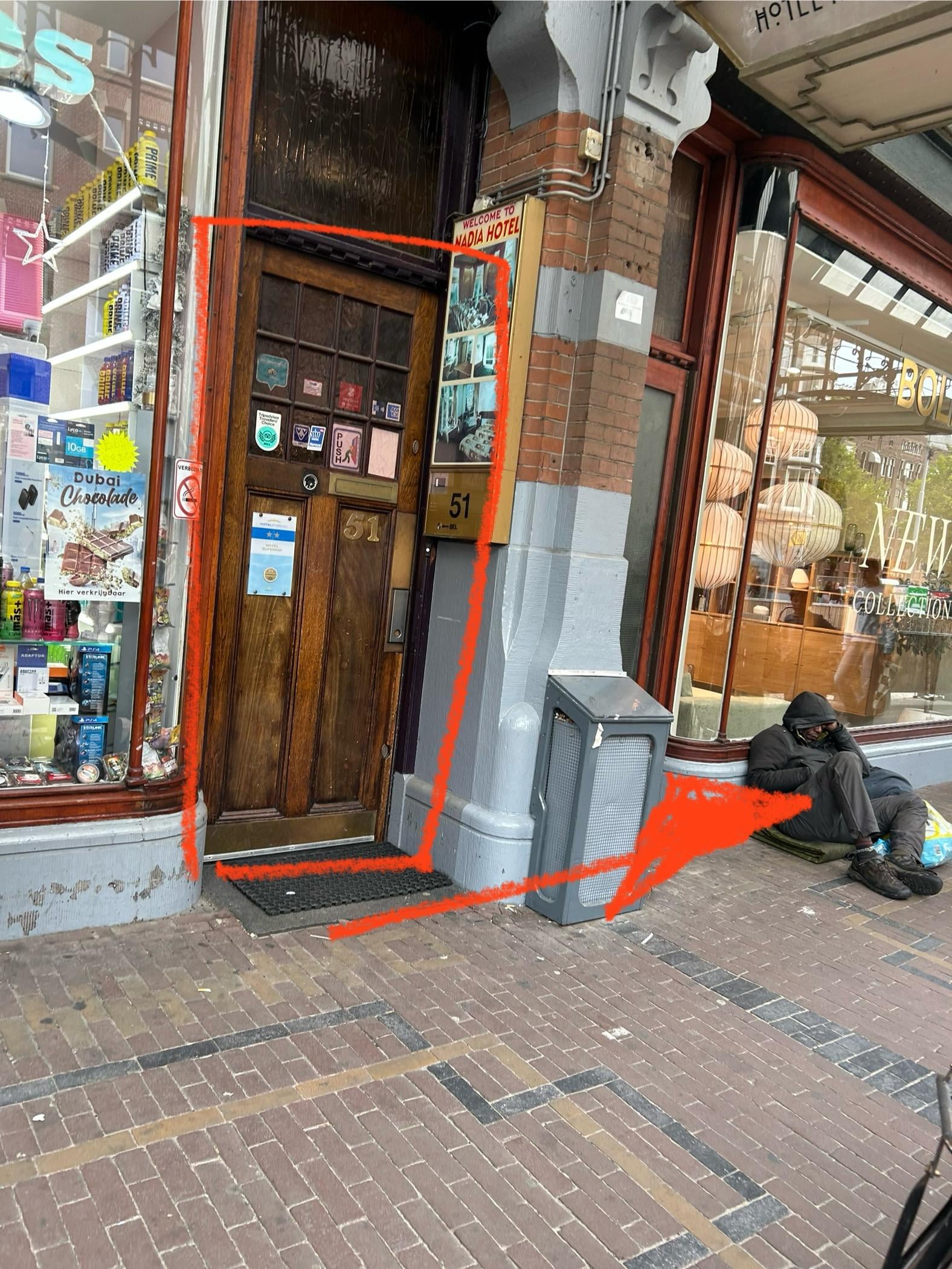 Små hoteller er vanlig i Amsterdam, men her bør man ikke bo. Uteliggeren stakkars har ikke noe med hotellet å gjøre. Han synes vel at strøket passet hans "oppdrag"