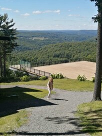 Chemin vers la terrasse avec vue sur les montagnes