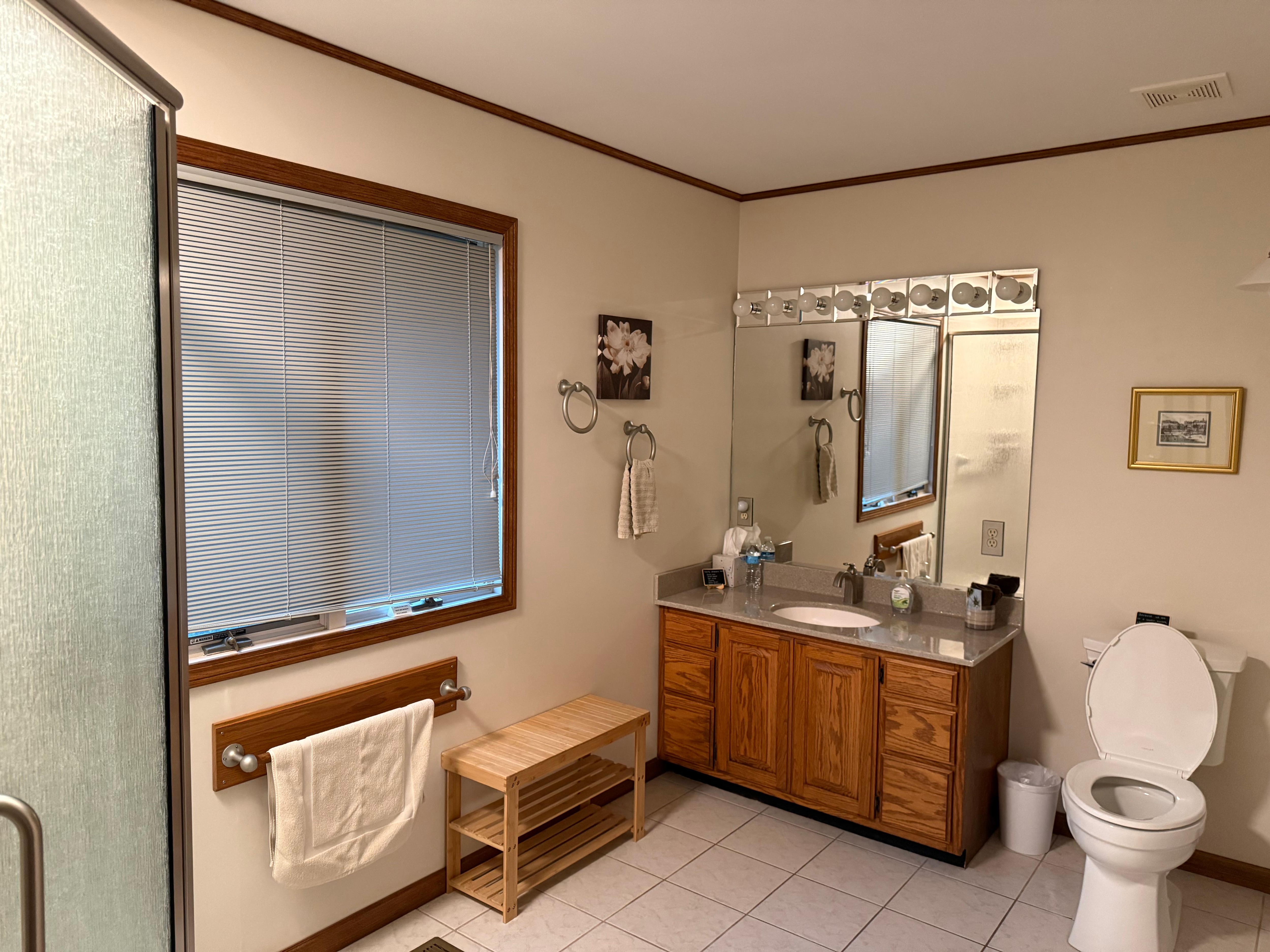 Huge spotless bathroom 