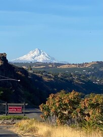 View of access road to and from Celilo Inn