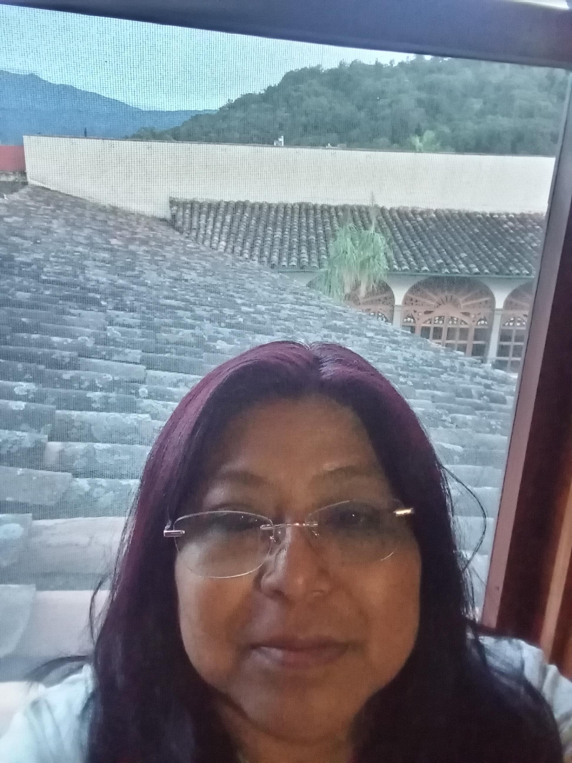 Hermoso amanecer desde la ventana del hotel 