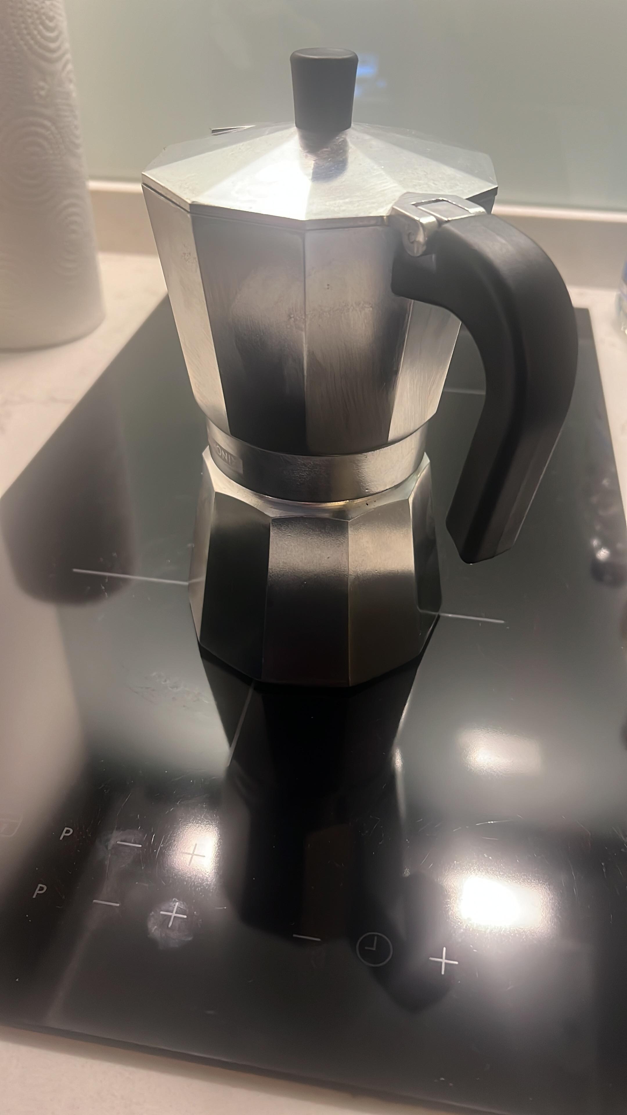 Coffee maker not heating on induction hob though pan of water heated