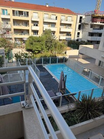 Dejligt med pool og et par solsenge til tiltrængt afslapning.