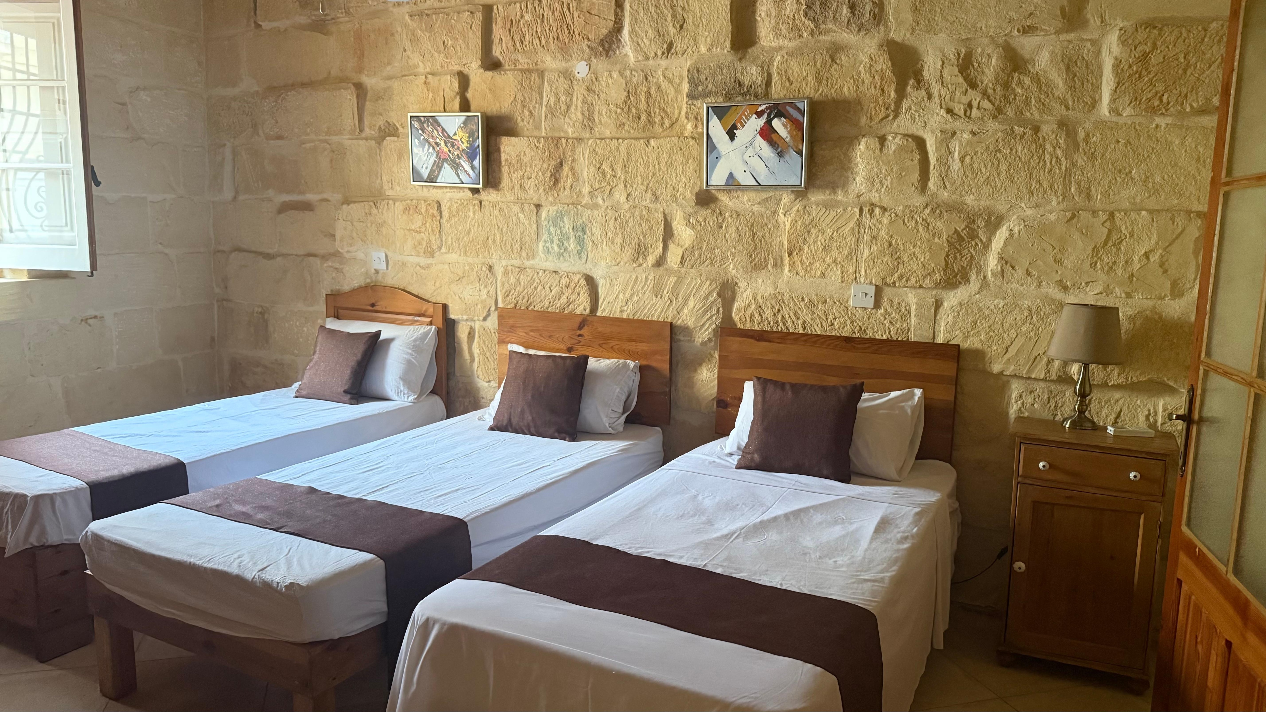 Downstairs bedroom. En-suite with tub/shower combo 