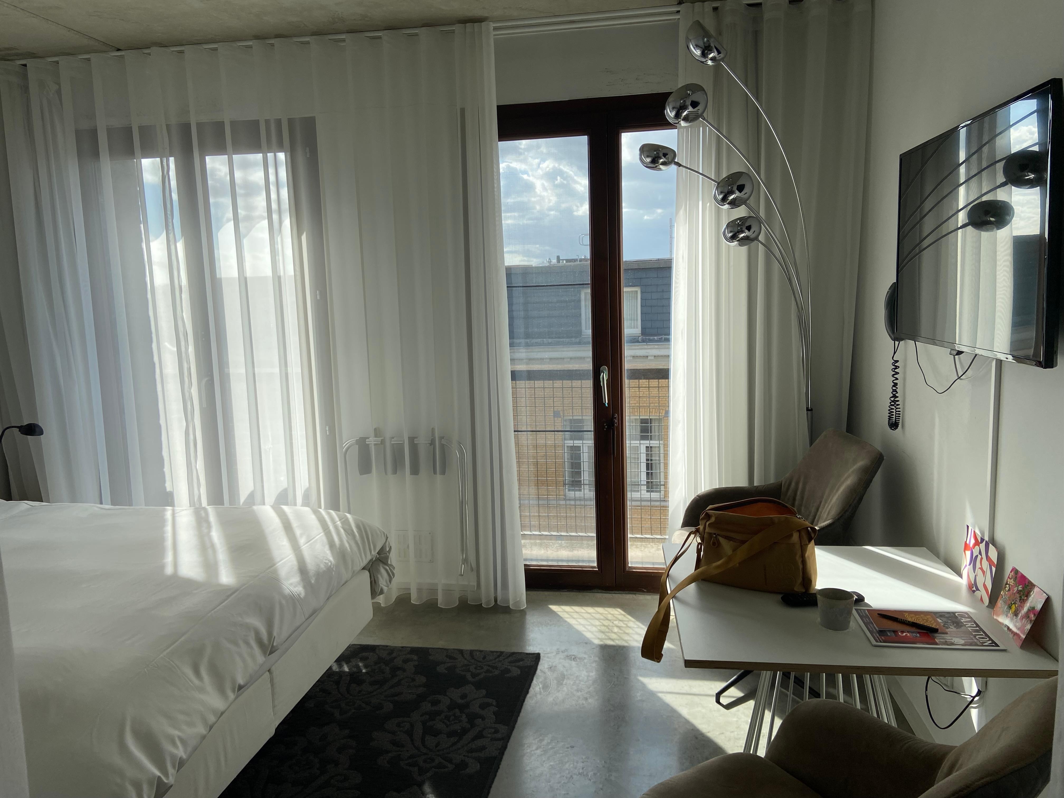 Heel ruime kamer met zitjes