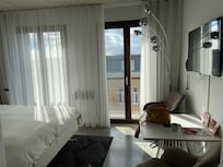 Heel ruime kamer met zitjes