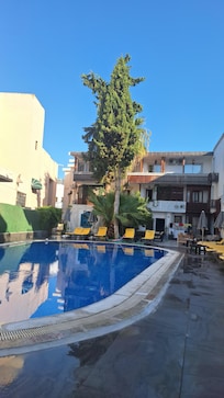 Otelin yenı kismındaki havuzu