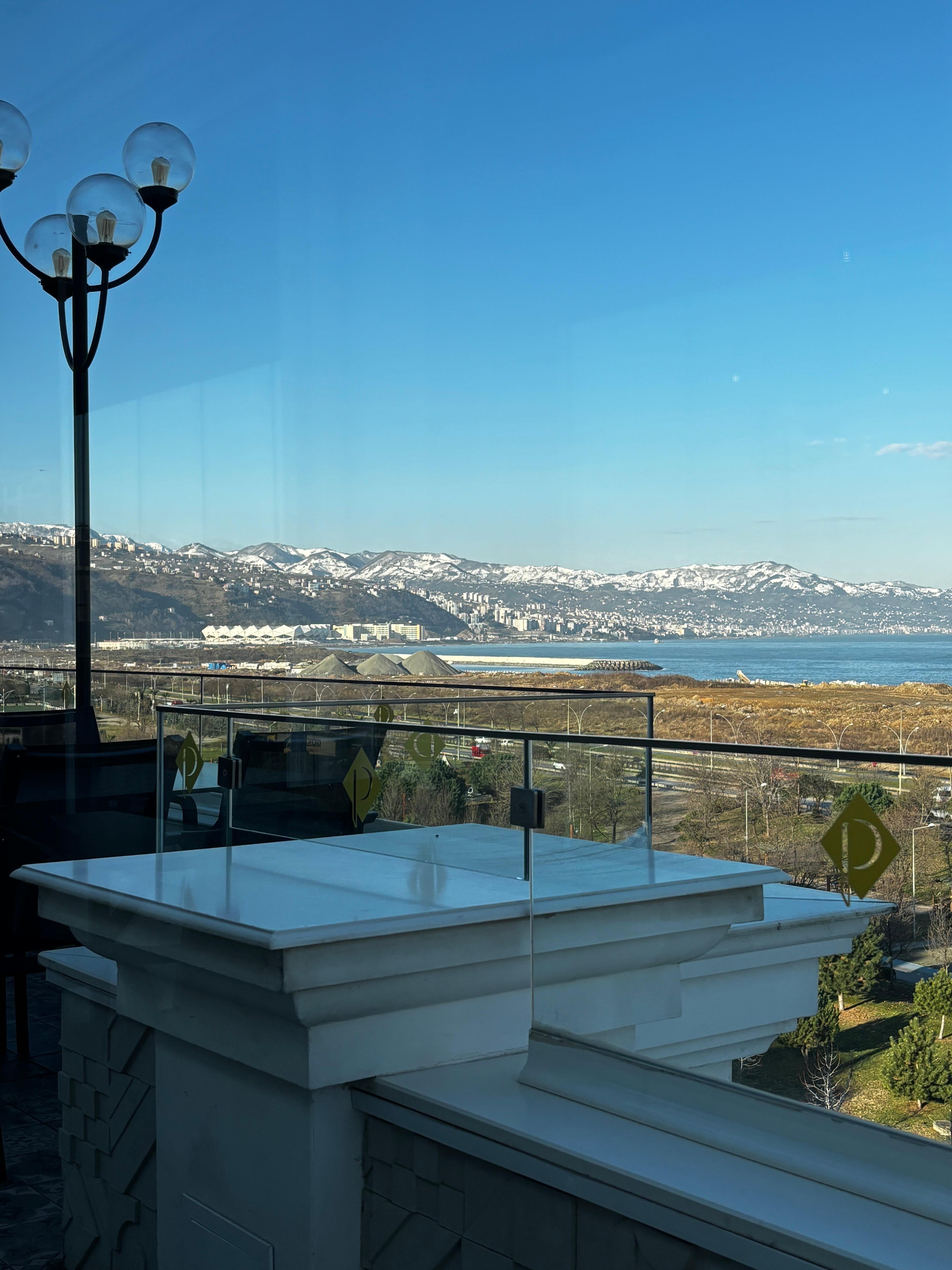 Kahvaltı salonun Trabzon manzarası