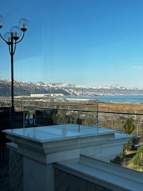 Kahvaltı salonun Trabzon manzarası