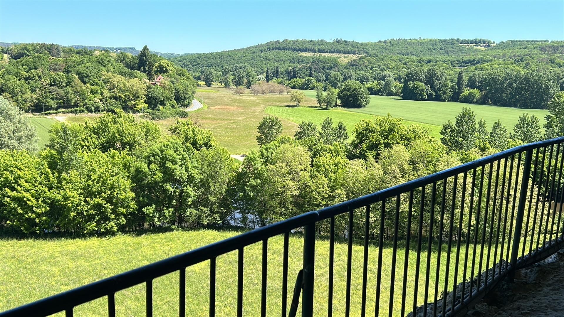 La vallée avec son village troglodyte 