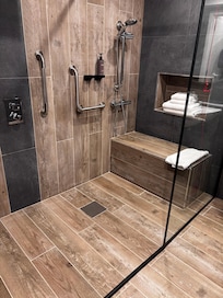 Nice wet room, rubbish “smart” tap