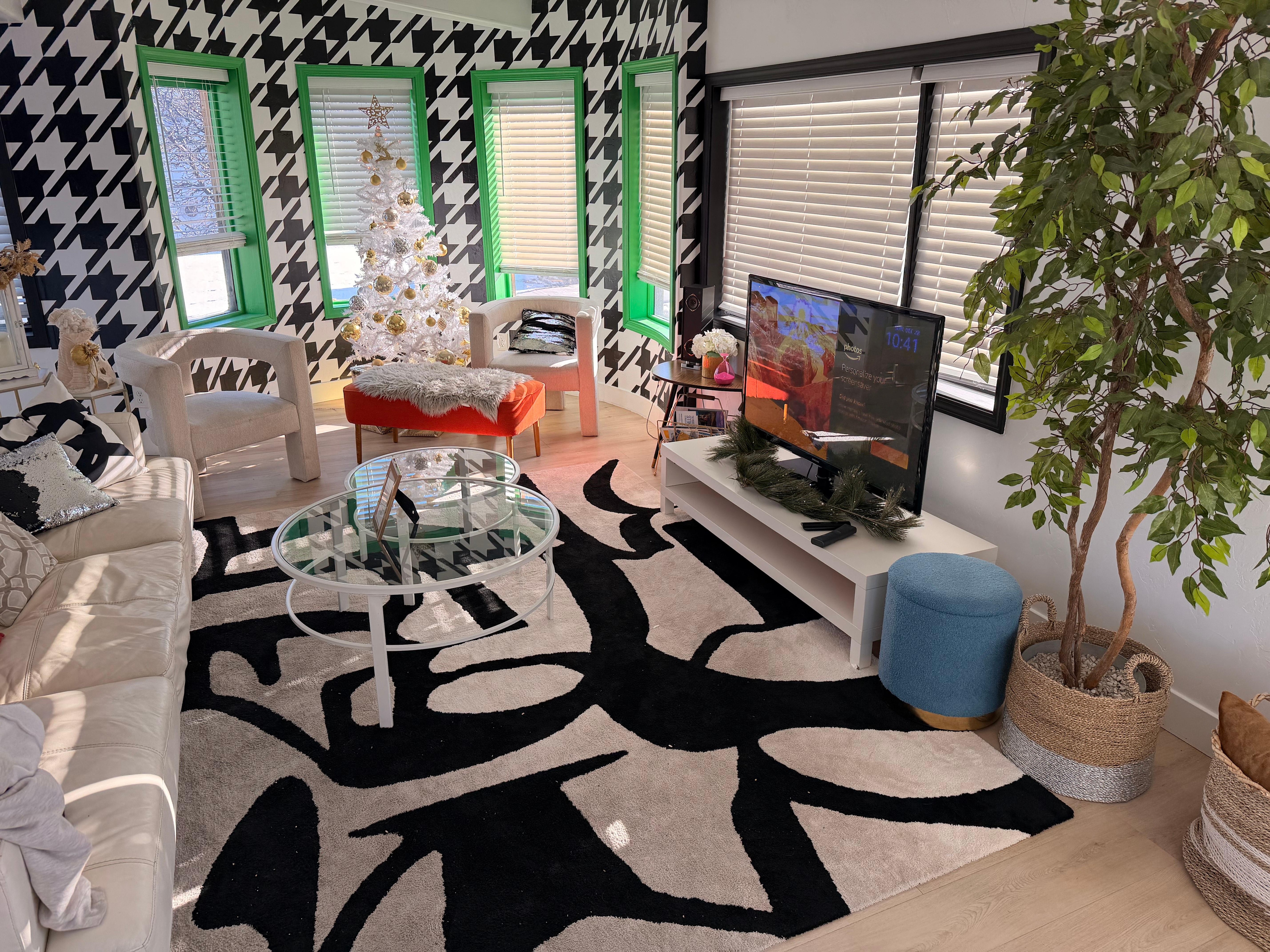 very trendy, coffee table, nice for chistmas since they had some christmas decorations