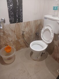 Bagno senza acqua calda pieno di insetti,