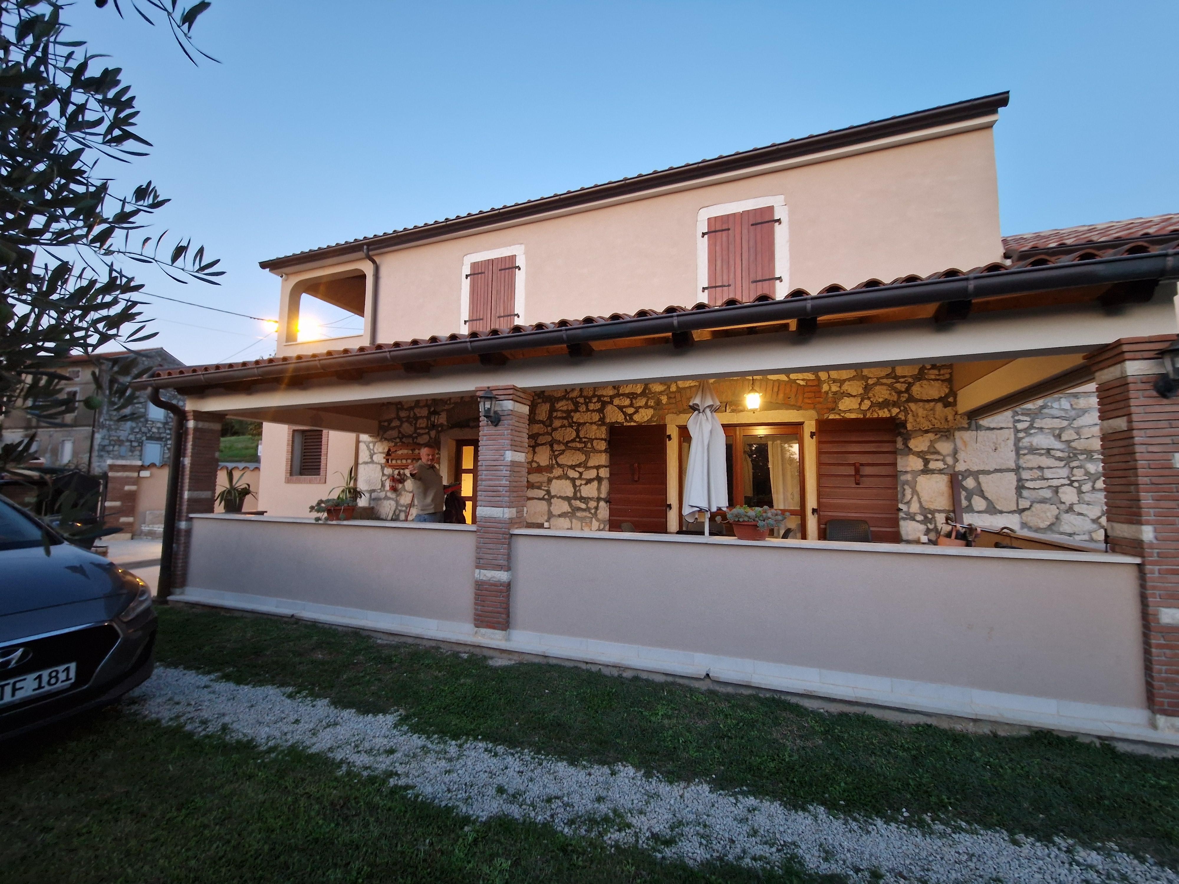 Ferienhaus. Überdachte Terrasse und Eingangsbereich.
