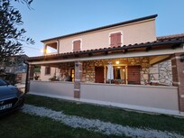 Ferienhaus. Ăberdachte Terrasse und Eingangsbereich.