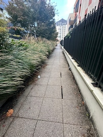 Trou entre les dalles assez espacées pour avoir un accident, et pas de lumière.