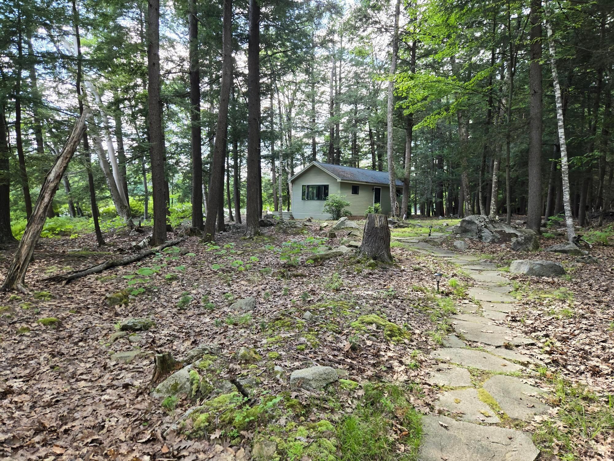 The additional cabin down the path