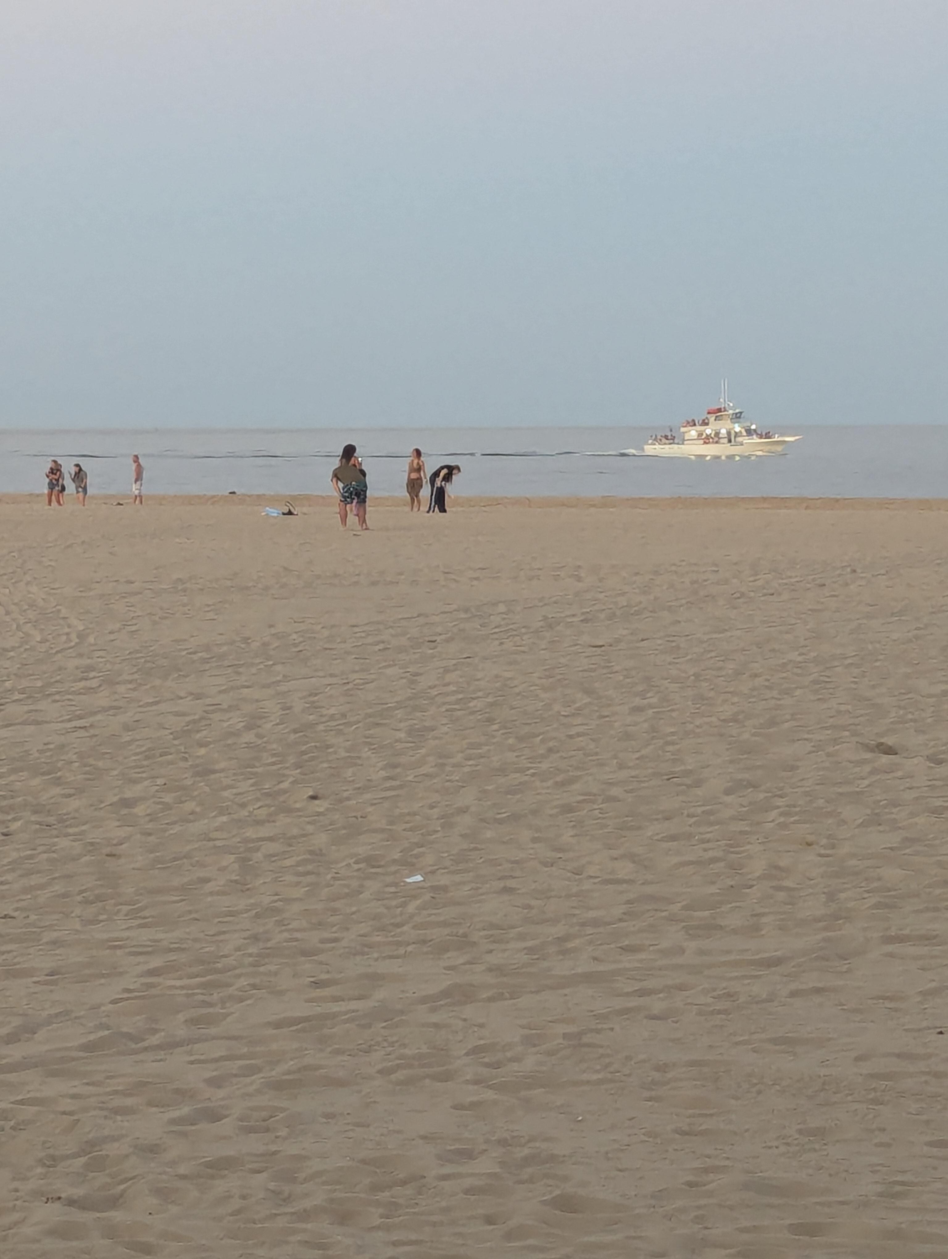 😁Evening beach view in front of the hotel.