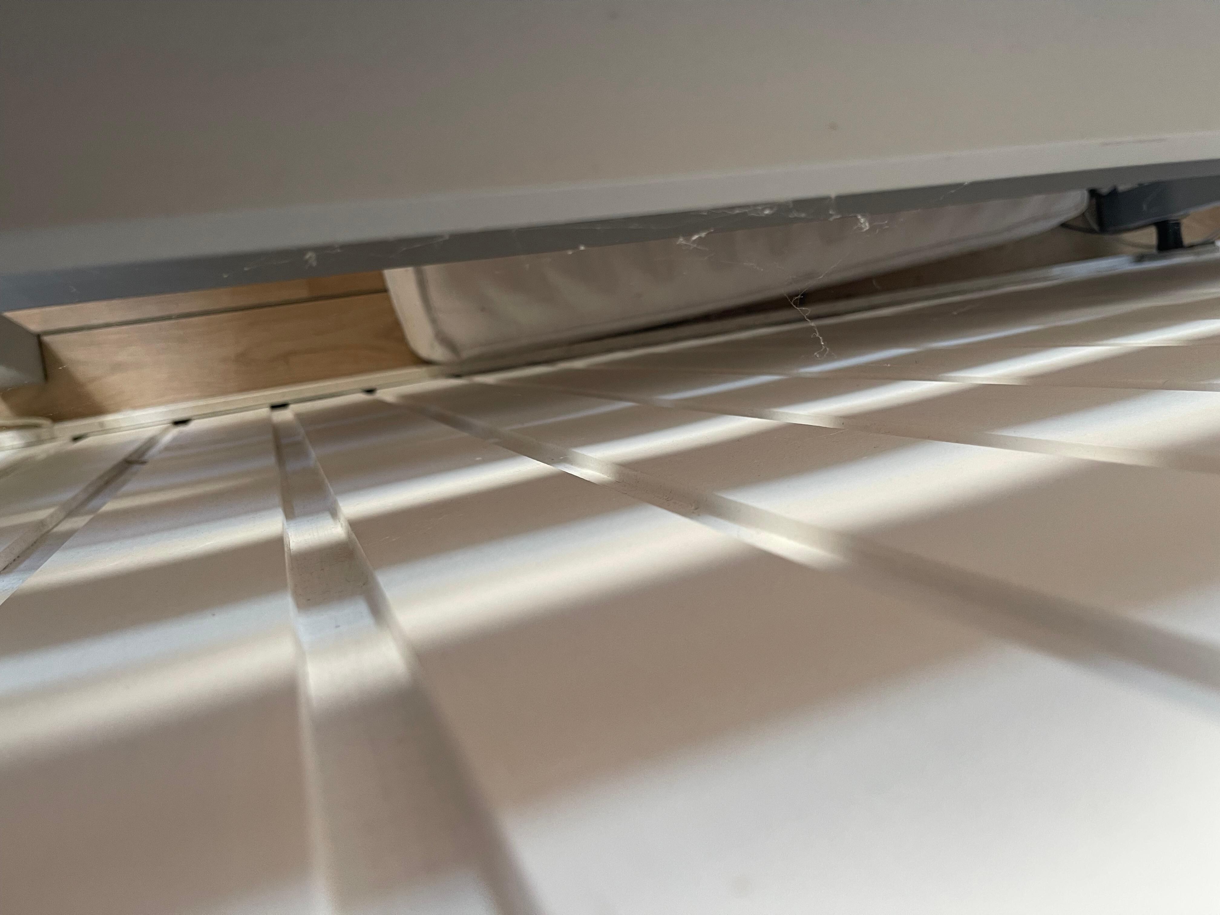 Bett mit alten Spinnenweben