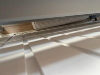 Bett mit alten Spinnenweben