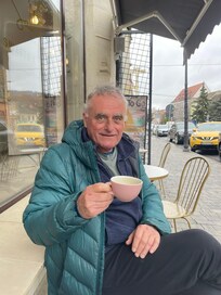 Sitter med en kaffe på frokoststedet mens vi venter på at rommet skal bli klart