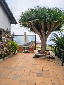 Sitzecke mit Windschutz und toller Aussicht auf Puerto de la Cruz