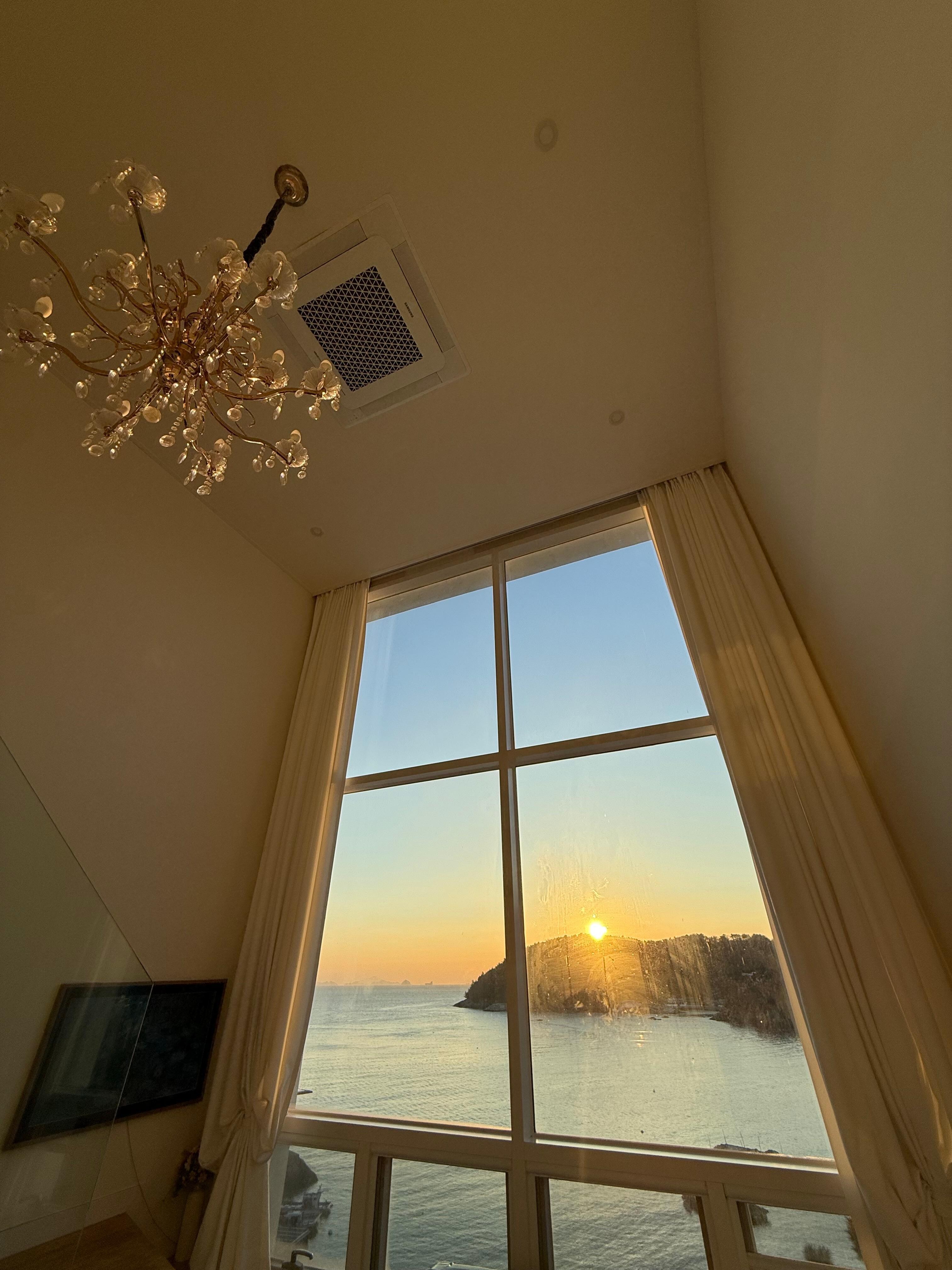 펜션안에서 보는 일출