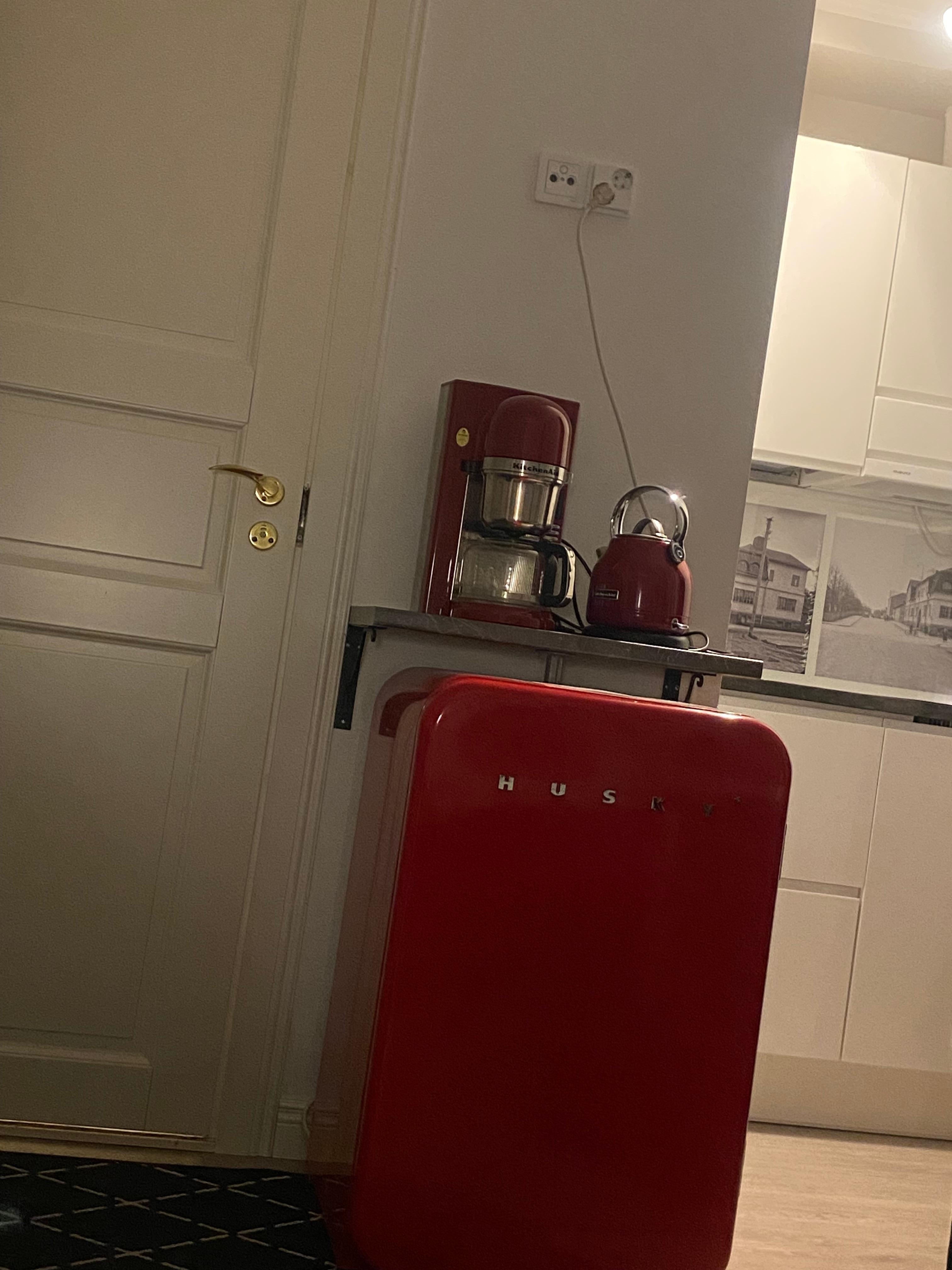 Iso jääkaappi ja astiasto plussaa. 