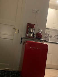 Iso jääkaappi ja astiasto plussaa.