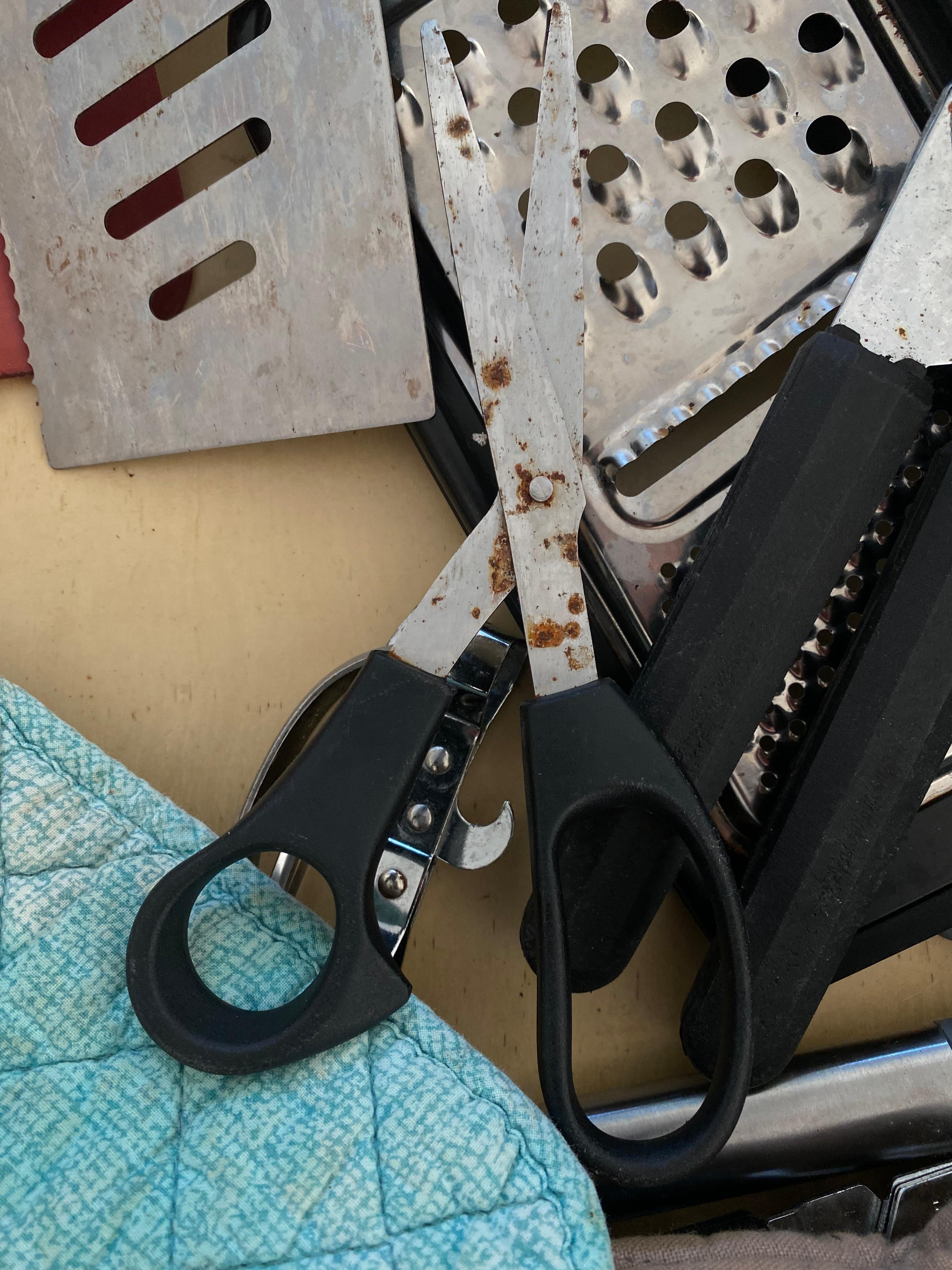 These are the rusted disgusting kitchen utensils. Oven didnt work and there was no BBQ even though it was advertised.