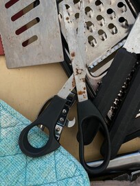 These are the rusted disgusting kitchen utensils. Oven didnt work and there was no BBQ even though it was advertised.